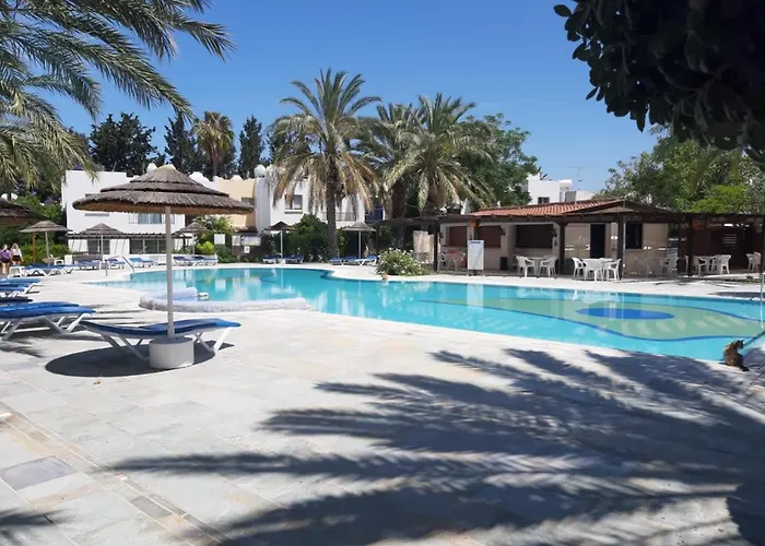 Paphos Resort - Sunny Garden Apt Near Pool, 5 Mins To Beach